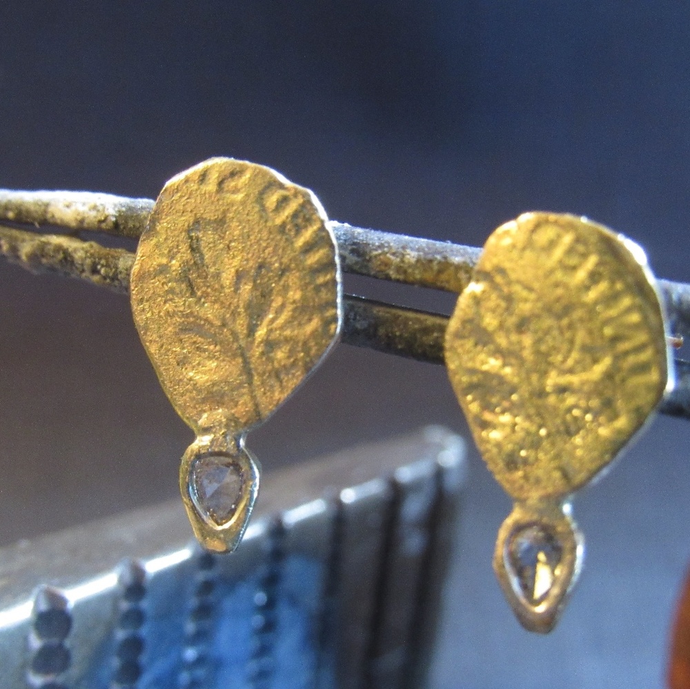 Gold diamonds earrings. - Picture 2 of 10